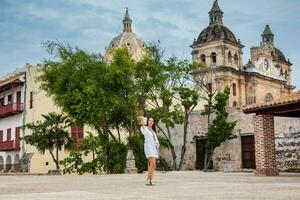 hermosa mujer tomando selfies a el paredes rodeando el colonial ciudad de cartagena Delaware indios foto