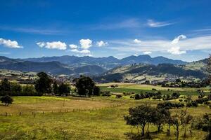 ver de el hermosa montañas de el municipio de la caleras situado en el oriental rangos de el Colombiana Andes foto