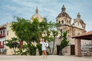 hermosa mujer tomando selfies a el paredes rodeando el colonial ciudad de cartagena Delaware indios foto