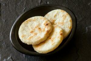 asado tradicional Colombiana blanco maíz arepa foto