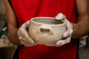 cerámica en el elaboración proceso a un tradicional fábrica a el pequeño ciudad de ráquira en Colombia foto