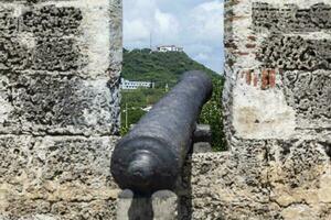 paredes de cartagena Delaware indios construido a el final de el xvi siglo para el defensa de el ciudad. antiguo cañón en el pared señalando hacia cerro Delaware la papá foto