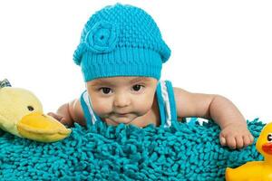 cuatro meses antiguo bebé vistiendo un azul gorra y traje de baño foto