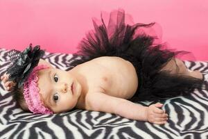 cuatro meses antiguo bebé niña vistiendo un negro tutu foto