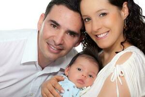 joven padres con su uno mes bebé niña aislado en blanco antecedentes foto