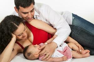 joven padres con su cuatro meses antiguo bebé niña foto