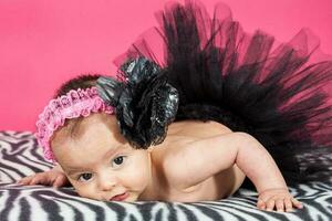 cuatro meses antiguo bebé niña vistiendo un negro tutu foto