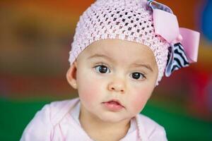 retrato de un hermosa nueve meses bebé en un vistoso antecedentes. felicidad concepto foto