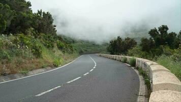 Visão do a montanha estrada dentro a nuvens. tenerife, canário ilhas, Espanha. Tempo lapso video