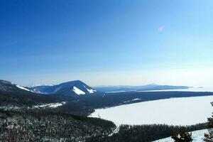 baikal montañas en invierno en nieve. bosque en nieve cubierto montar foto