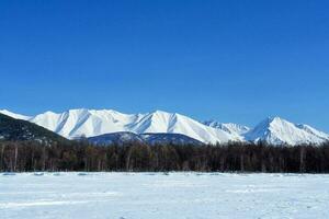 apuntalar de lago baikal en invierno. nieve y hielo en el Baikal. foto