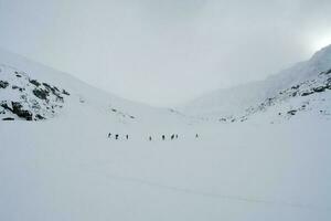 esquiadores paseo en nieve en el montañas de baikal foto