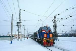 pasajero tren a el estación. Rusia, baikal vias ferreas. foto