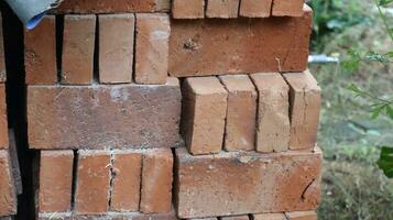 arrangement of red bricks so that they don't move and fall easily photo