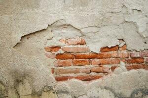 muy agrietado antiguo pared antecedentes textura con rojo ladrillos dentro foto