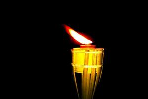 ligero fuego para bambú lámpara publicaciones a noche eid víspera celebracion foto