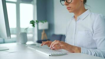 femelle mains dactylographie sur une ordinateur clavier. concept de éloigné travail video