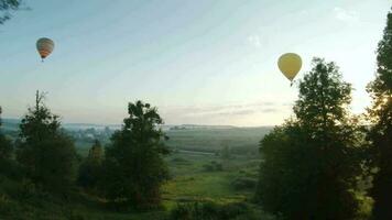 vistoso caliente aire globos mosca terminado el medieval castillo y lago en el Mañana niebla. maniobrable vuelo. viajar, aventura, festival. video