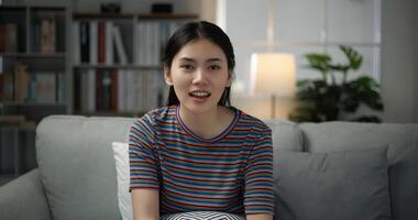 retrato de joven asiático hembra blogger sonriente cara hablando a cámara web grabación vlog foto