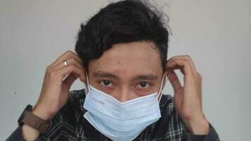 Jeune homme retirer masque après pandémie est sur, COVID-19 [feminine. le métrage est adapté à utilisation pour santé métrage et endémique contenu médias. video
