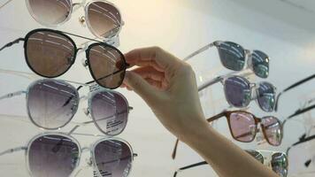 detailopname van hand- Holding bril in optisch winkel, hand- Holding bril video