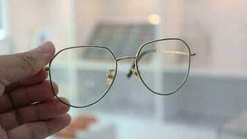 Nahansicht von Hand halten Brille im optisch Geschäft, Hand halten Brille video