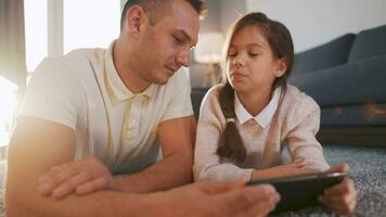 padre e figlia siamo avendo divertimento e pittura insieme. concetto di un' contento famiglia e qualità tempo libero tempo video