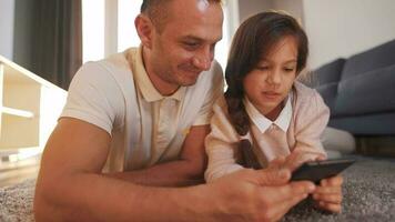 padre y hija son teniendo divertido y pintura juntos. concepto de un contento familia y calidad ocio hora video