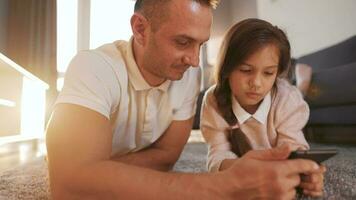 padre e figlia siamo avendo divertimento e pittura insieme. concetto di un' contento famiglia e qualità tempo libero tempo video