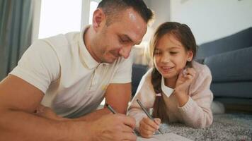 padre e figlia siamo avendo divertimento e pittura insieme. concetto di un' contento famiglia e qualità tempo libero tempo video