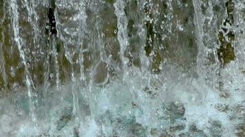 detailopname van vallend water, abstract achtergrond. video