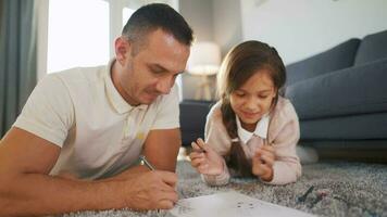 padre e figlia siamo avendo divertimento e pittura insieme. concetto di un' contento famiglia e qualità tempo libero tempo video