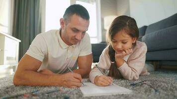 padre e figlia siamo avendo divertimento e pittura insieme. concetto di un' contento famiglia e qualità tempo libero tempo video