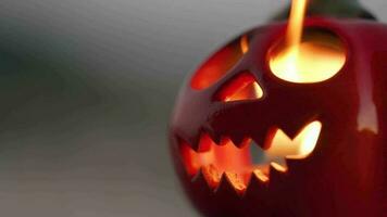 Víspera de Todos los Santos Jack-o-lantern con ardiente vela adentro. Víspera de Todos los Santos símbolo. otoño todas santos día. video