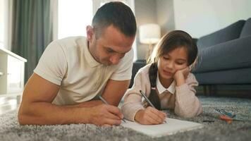 vader en dochter zijn hebben pret en schilderij samen. concept van een gelukkig familie en kwaliteit vrije tijd tijd video