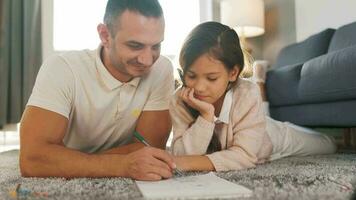 padre e figlia siamo avendo divertimento e pittura insieme. concetto di un' contento famiglia e qualità tempo libero tempo video