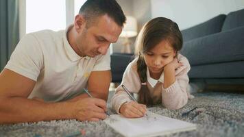 pai e filha estão tendo Diversão e pintura junto. conceito do uma feliz família e qualidade lazer Tempo video