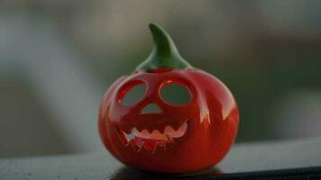 Víspera de Todos los Santos Jack-o-lantern con ardiente vela adentro. Víspera de Todos los Santos símbolo. otoño todas santos día. video