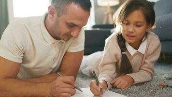 padre y hija son teniendo divertido y pintura juntos. concepto de un contento familia y calidad ocio hora video