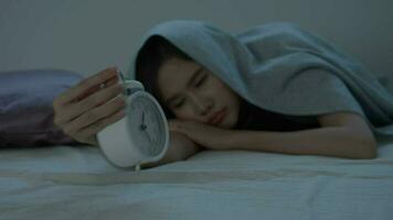 asiatisch Frau im Bett spät versuchen zu Schlaf Leiden Schlaflosigkeit, schlaflos oder erschrocken im ein Alptraum, suchen traurig besorgt und betont. müde und Kopfschmerzen oder Migräne aufwachen oben im das Mitte von das Nacht. video