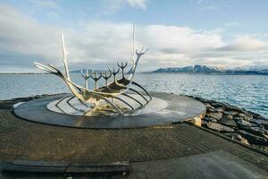 Reikiavik, Islandia - marzo 23 2016 - el Dom viajero uno de el islandés famoso escultura en Reikiavik el capital ciudad de Islandia. foto