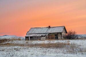 abandonado casa en contra el ártico cielo. antiguo auténtico pueblo de teriberka. foto