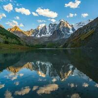 hermosa noche paisaje con glaciar reflexión en agua superficie de montaña lago. Nevado montaña reflejado en claro agua de glacial lago. nieve en rock reflejado en montaña lago. foto