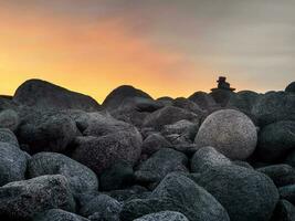 natural antecedentes de guijarros en el costa de cerca. el superficie de el playa en el norte Oceano es cubierto con grande pulido redondo piedras de gris color de diferente tamaños foto