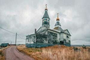 kashkarantsy iglesia. un pequeño auténtico pueblo en el blanco mar costa. kola península. Rusia foto