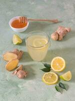 antivirulento bebida con limón, miel y jengibre raíz, fortalecimiento de inmunidad concepto foto