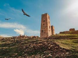 águilas mosca terminado el restos y torres de el aul fantasma bien en daguestán en el noche ligero. foto