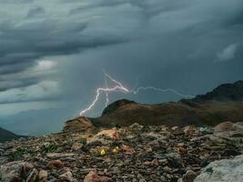 relámpago en el montañas. tiempo de día relámpago tornillo huelgas en el montañas. foto