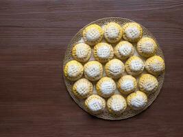 egipcio galletas , variación con el adición de cúrcuma cuando cocinando. galletas de el fitr islámico banquete. Ramadán dulces foto