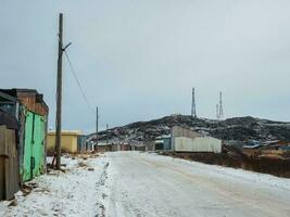 garajes en el del Norte ártico pueblo de lodeynoye, kola península, Rusia. foto